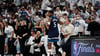 Anthony Edwards lässt sich von den Fans in Minnesota feiern.