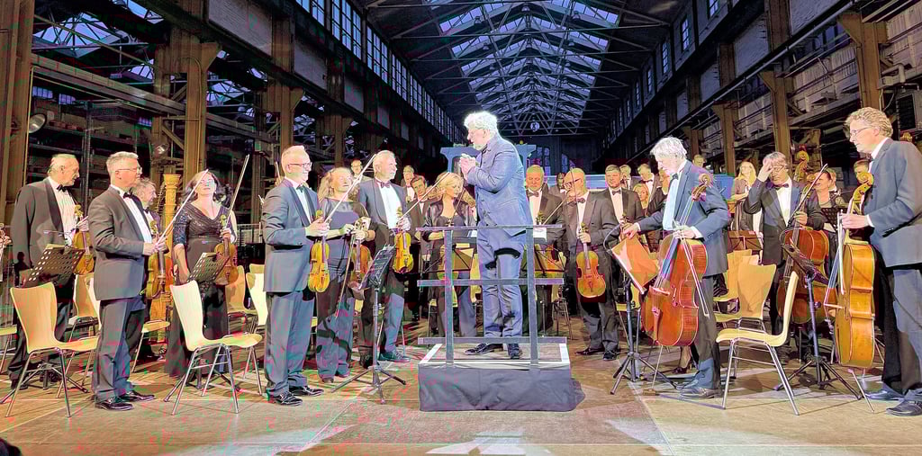 Ein umjubeltes Konzert gaben das Czech National Orchestra unter der Leitung von Reinhard Seehafer in der Werkhalle des Alstom-Werks Stendal vor etwa 800 Zuschauern.