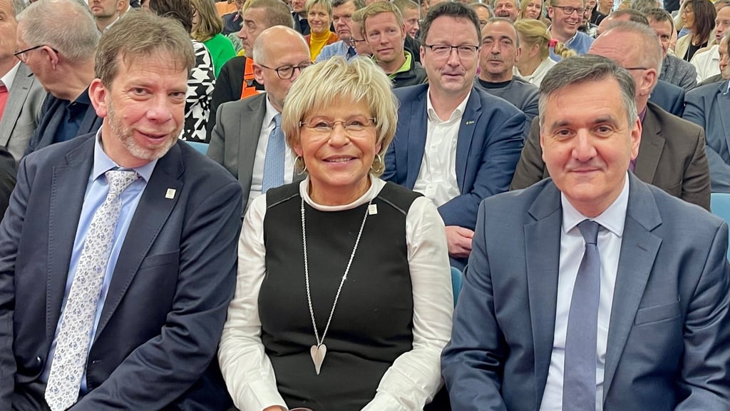 Nach 14 Jahren an der Spitze wurde die parteilose Vorharzer Bürgermeisterin Ute Haak - damals trug sie noch den Namen Pesselt - Anfang 2024 feierlich aus dem Amt verabschiedet. Sie freute sich über prominente Gäste wie den Ilsenburger Bürgermeister Denis Loeffke (l. ) und Landrat Thomas Balcerowski (r./beide CDU).