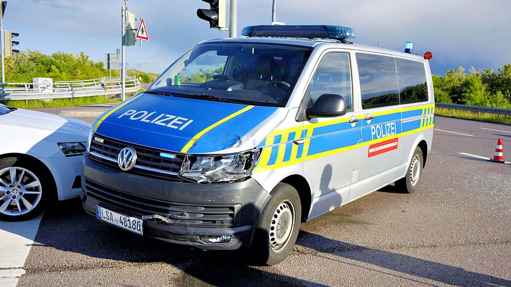 Bei Greppin ist ein Polizeifahrzeug mit einem Pkw kollidiert.