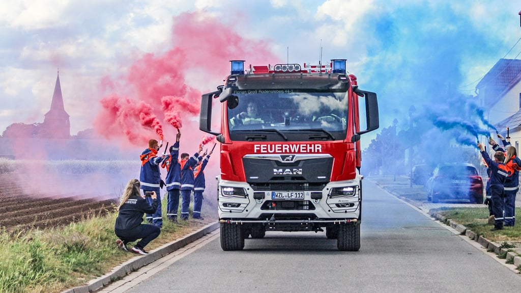 Der Feuerwehrnachwuchs untermalte mit buntem Rauch den spektakulären Auftritt des neuen Löschgruppenfahrzeuges zur offiziellen Indienststellung.