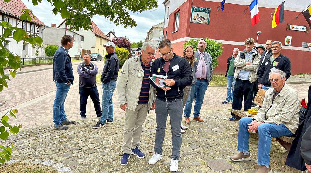Rottmersleben hatte sich für den Rundgang der Landes-Jury herausgeputzt. Viele Einwohner liefen mit.