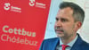 Der Cottbuser Oberbürgermeister Tobias Schick (SPD) äußert sich nach dem mutmaßlichen rechten Angriff auf ein alternatives Wohnprojekt besorgt. (Archivbild)
