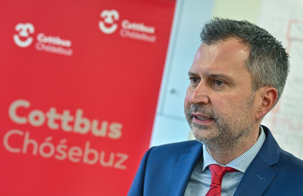 Der Cottbuser Oberbürgermeister Tobias Schick (SPD) äußert sich nach dem mutmaßlichen rechten Angriff auf ein alternatives Wohnprojekt besorgt. (Archivbild)