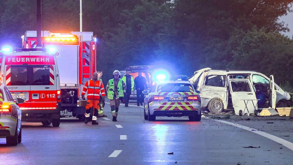 Der Unfall ereignete sich den Angaben eines Polizeisprechers zufolge gegen 03.05 Uhr auf der Fahrbahn Richtung Trier.