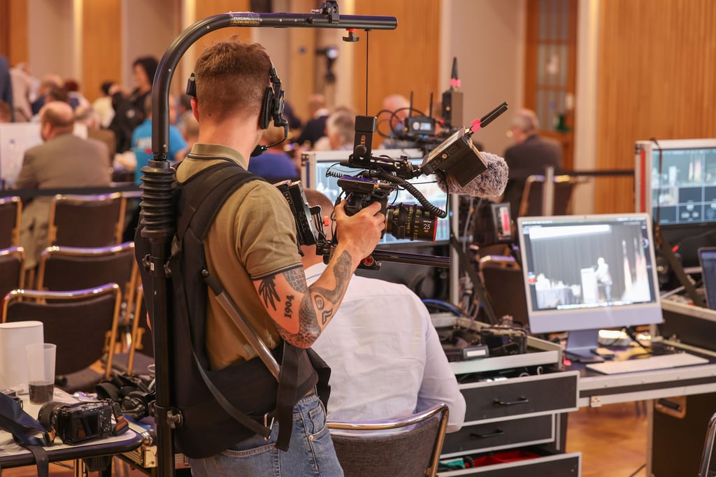 Mit drei Kameras lässt die AfD ihren Parteitag filmen, mindestens sieben Medienprofis sind für die Partei im Einsatz.