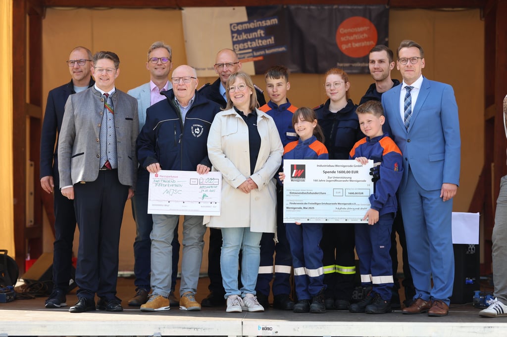 Spenden für den Förderverein der Feuerwehr gab es zur Blaulichtmeile vom Wernigeroder Jagdkorporationen Senioren-Convent und von Industriebau Wernigerode.