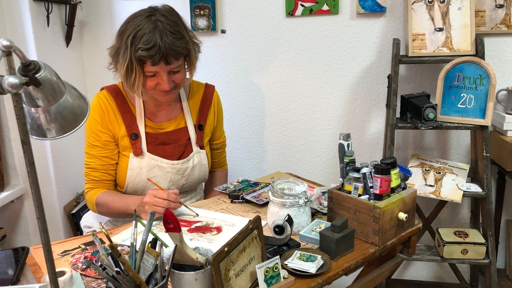 Lustige vor allem Tierportäts mit witzigen Sprüchen malt Steffi Heidenreich - die hier gerade an einer Illustration arbeitet - an einem nicht alltäglichen Platz in Quedlinburg, wo Interessierte auch zuschauen können.
