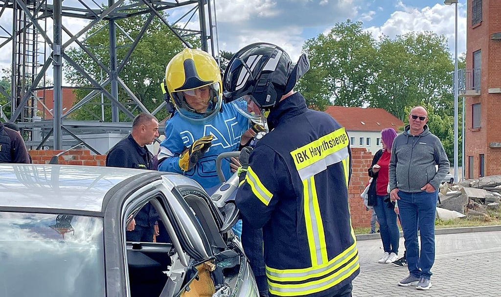 Beim Tag der offenen Tür am Heyrothsberger Institut für Brand- und Katastrophenschutz war das Ausprobieren der Feuerwehrtechnik ausdrücklich erwünscht.