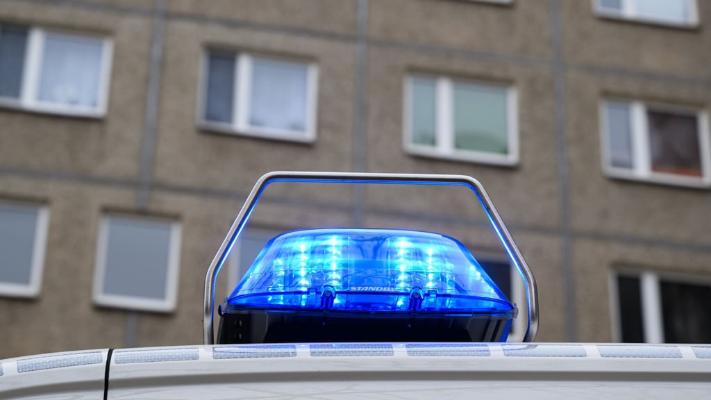 Schwerer Unfall auf einem Gehweg in Halle: Ein Jugendlicher hat mit seinem Fahrrad eine Seniorin umgefahren.