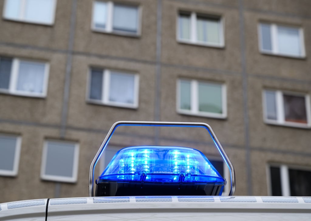 Die Polizei ermittelt nach dem Unfall in Halle. (Symbolbild)