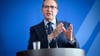 Innenminister Dobrindt will mit dem Gesetzentwurf die Sog-Faktoren für Migranten reduzieren.