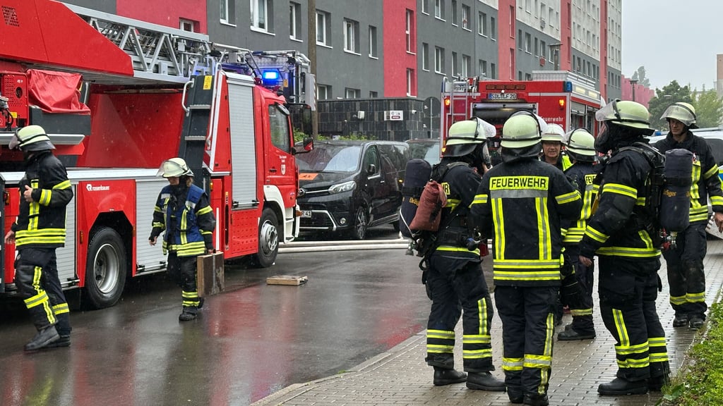 Zu einem Wohnungsbrand sind Einsatzkräfte der Freiwilligen Feuerwehr Stendal am Sonntag, 25. Mai 2025 in die Carl-Hagenbeck-Straße in Stendal-Stadtsee ausgerückt.