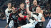 Kiels Patrick Wiencek (vorne) kommt zum Wurf.