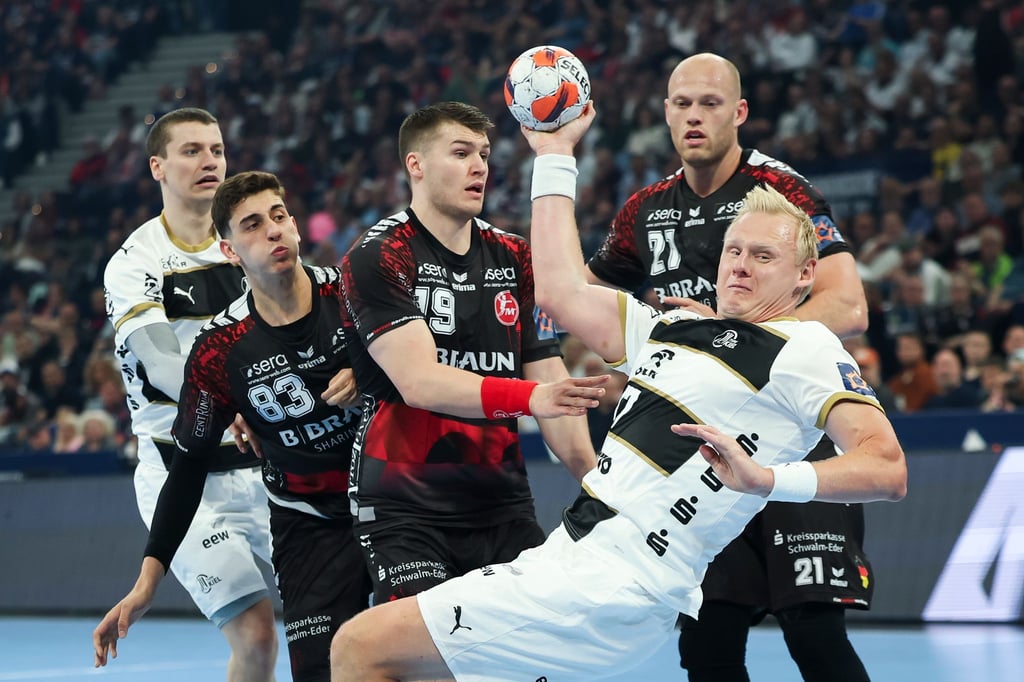 Kiels Patrick Wiencek (vorne) kommt zum Wurf.