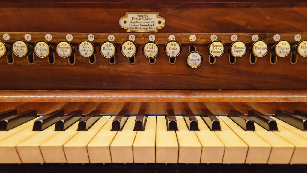 Die Orgel ist verstimmt, hat Tonaussetzer, das größte Problem ist aber der Bleifraß.