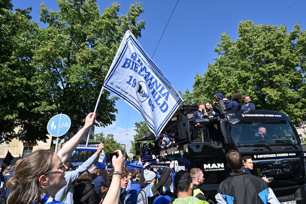 Jubel beim Empfang: Arminia Bielefeld tourt durch die Stadt.
