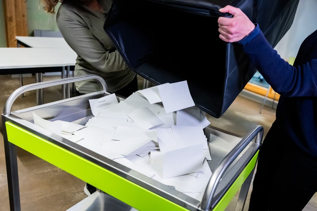 Für den Bürgerentscheid zur Abwahl des Potsdamer Oberbürgermeisters Mike Schubert werden die abgegebenen Stimmen in den Wahllokalen ausgezählt.