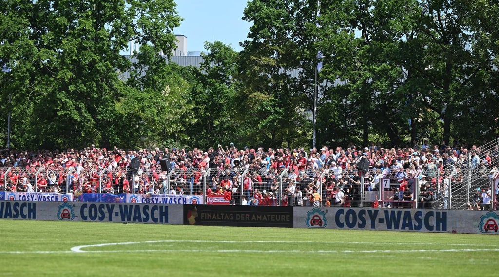 Der Rasen im Mommsenstadion gefiel den Finalisten nicht.