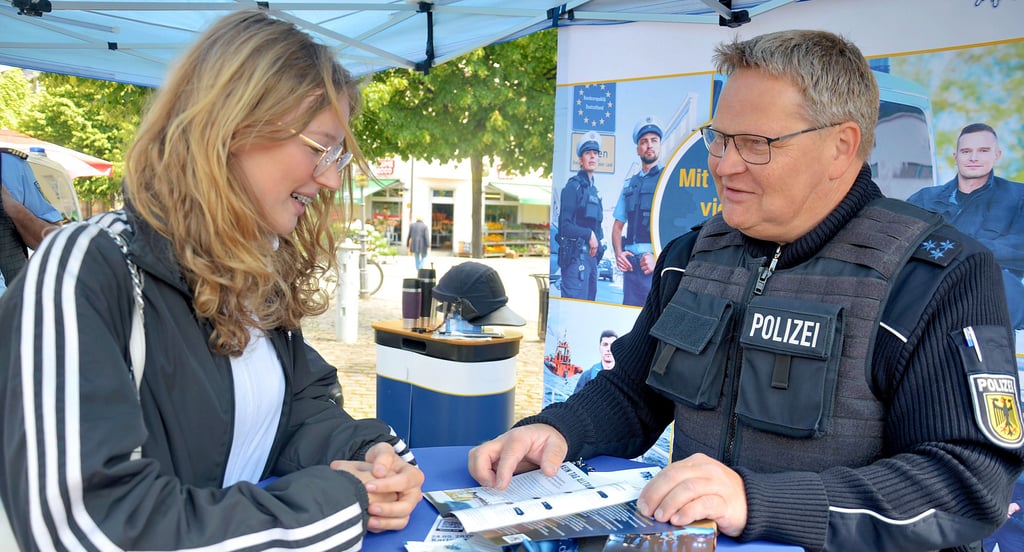 Meike Barchend lässt sich von Carsten Herold über die Ausbildungsmöglichkeiten bei der Bundespolizei beraten.