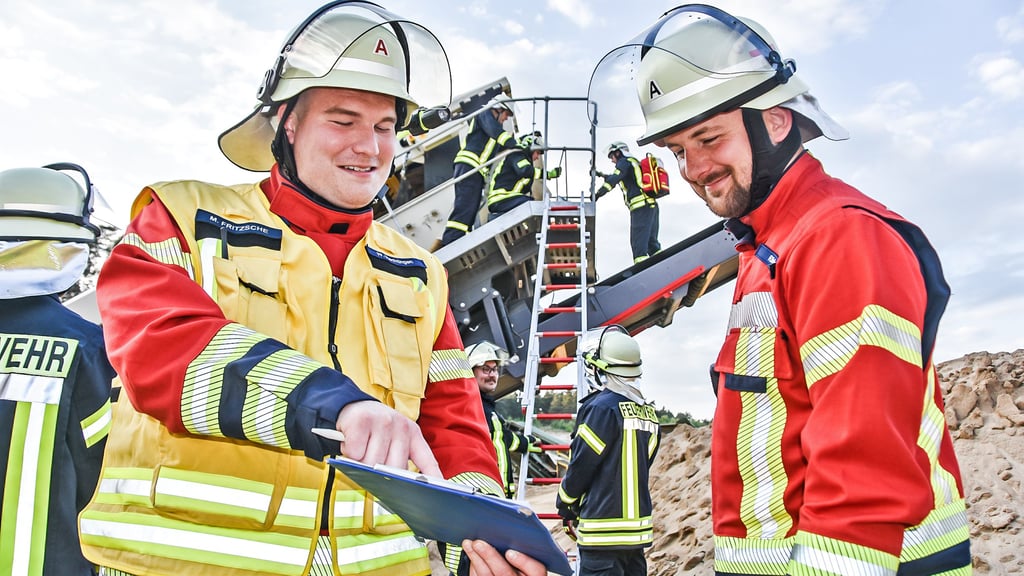 Einsatzleiter Max Fritzsche (l.) und Feuerwehrmann Robert Bethge koordinieren den Ablauf der Übung, die Kameraden retten den Verletzten.