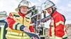 Einsatzleiter Max Fritzsche (l.) und Feuerwehrmann Robert Bethge koordinieren den Ablauf der Übung,  die Kameraden retten den Verletzten.