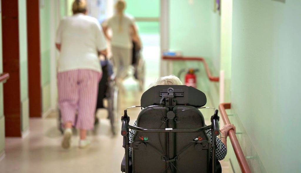 Die Unterbringung in einem Pflegeheim ist mit enormen Kosten verbunden. Oft übersteigen diese die finanziellen Möglichkeiten der Betroffenen.