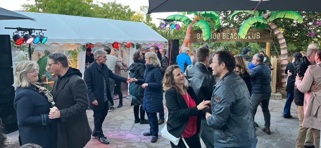 Tanz an den Bergterrassen im halleschen Zoo: Auch wenn das Wetter nicht ganz mitgespielt hat, war das vierte Benefiz-Tanzen der Tanzschule Eichelmann wieder ein voller Erfolg.