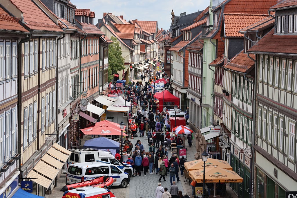 Neben der Feuerwehr prästentieren sich auf der Blaulichtmeile in Wernigerodes Innenstadt viele andere Hilfsorganisationen - wie Bergwacht und Deutsche-Lebens-Rettungs-Gesellschaft.