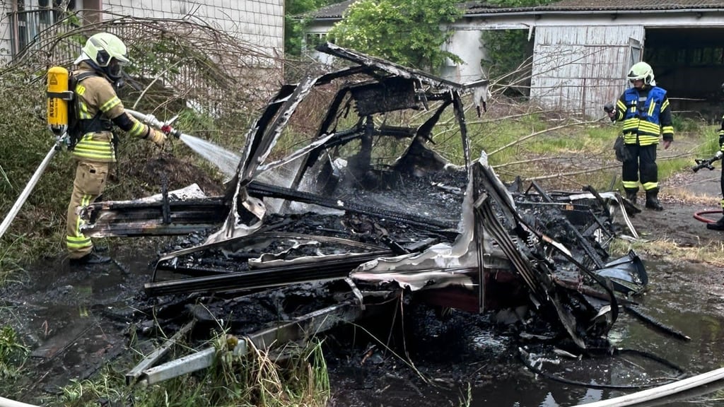 Mehrere Osterwiecker Feuerwehren eilten am Sonntagnachmittag, 26. Mai, gegen 16 Uhr nach Veltheim, um in der früheren Grenztruppen-Kaserne einen in Brand gesetzten Wohnanhänger zu löschen.