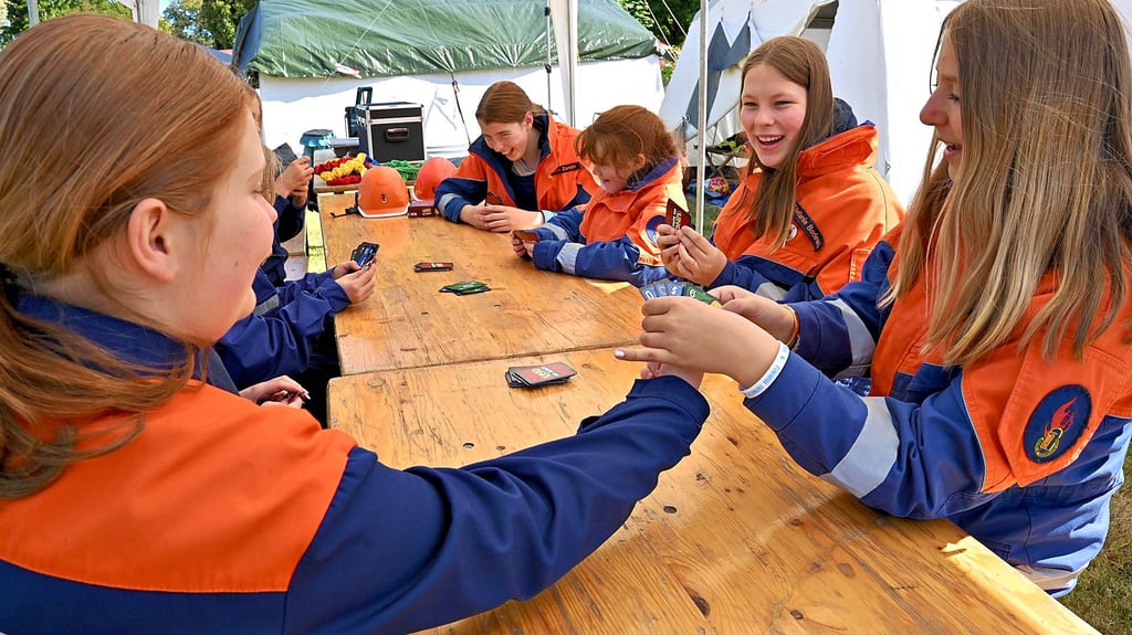Spaß beim Zeltlager in Winningen: Um sich untereinander kennenzulernen, reicht manchmal auch einfach nur eine Runde Kartenspielen.