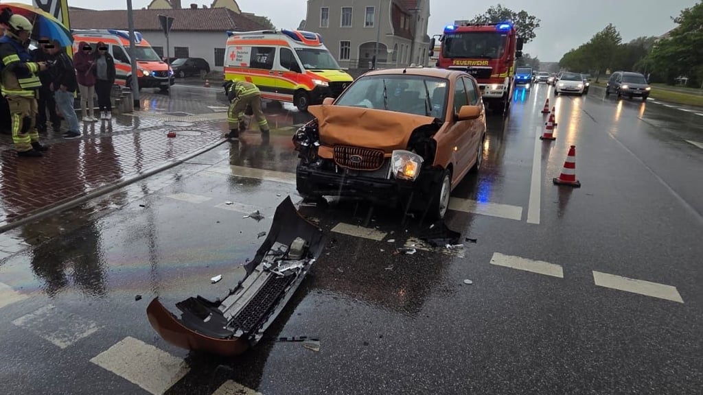 Ein schwerer Auffahrunfall hat am Freitagmittag für mehrere Verletzte in Halberstadt gesorgt. Zwei Autos krachten an einer Ampel zusammen – mutmaßlich durch Unachtsamkeit.
