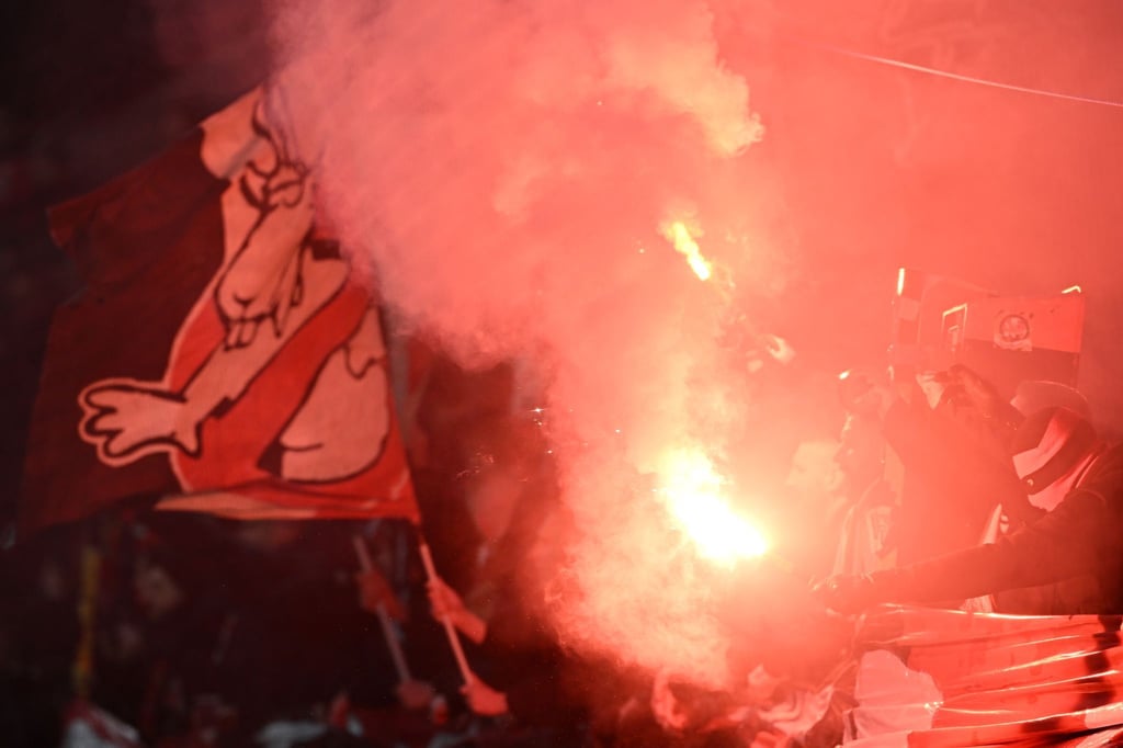 Für von Fans gezündete Pyrotechnik unter anderem im DFB-Pokalspiel gegen den 1. FC Köln muss Bayer Leverkusen zahlen.