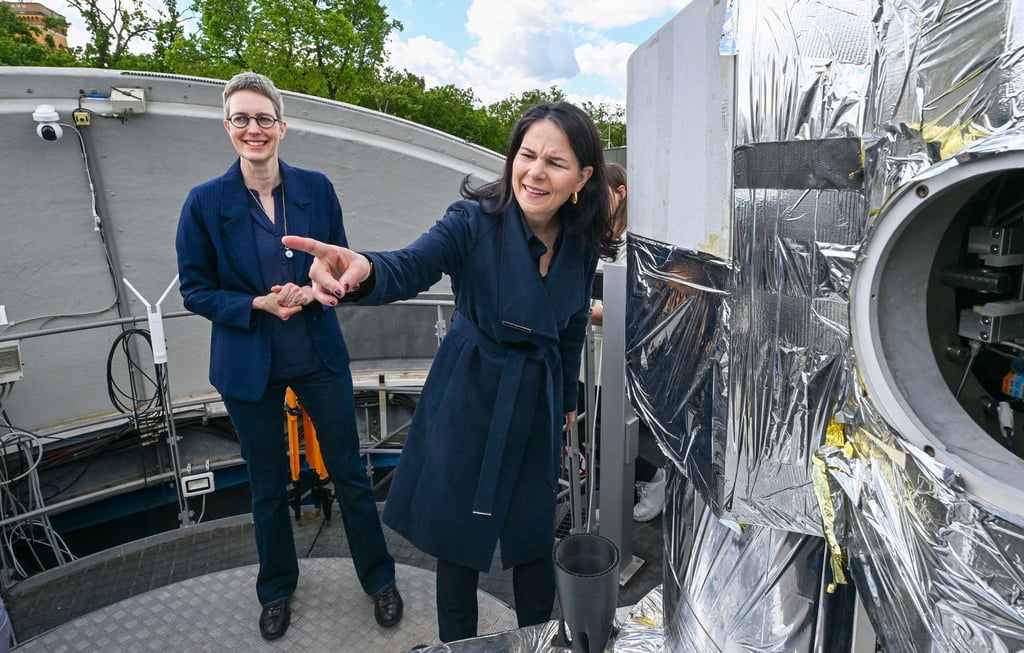 Annalena Baerbock macht auf die Gefahr von Weltraumschrott aufmerksam.
