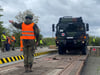 Im sächsischen Zeithain probte das Weißenfelser Sanitätsregiment eine Bahnverladung. Die Fahrzeuge  mussten dabei per Einweiser mittig auf dem Zugwaggon positioniert werden.