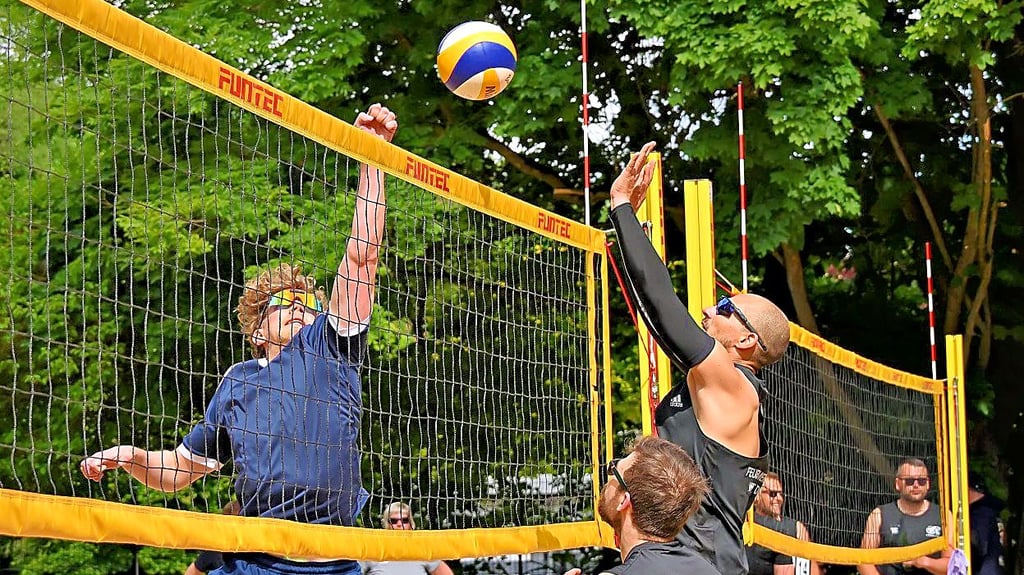 Der „Feuer aus, Ball ran“-Wanderpokal ist heiß umkämpft. Hier sind die Mannschaften Westdorf II und die Sandkastenfreunde am Start.