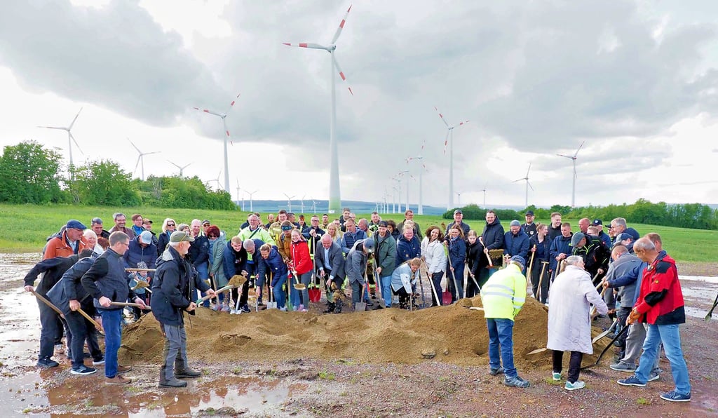 Gut 50 Spaten und Schaufeln stachen zum symbolischen Start für den Umbau des Windparks Druiberg in den vorbereiteten Sandhaufen.