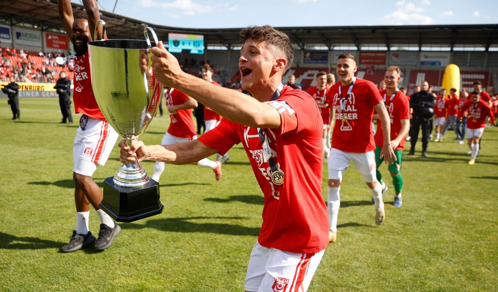 Lucas Halangk feierte zu seinem Abschied seinen dritten Pokaltitel mit dem HFC.