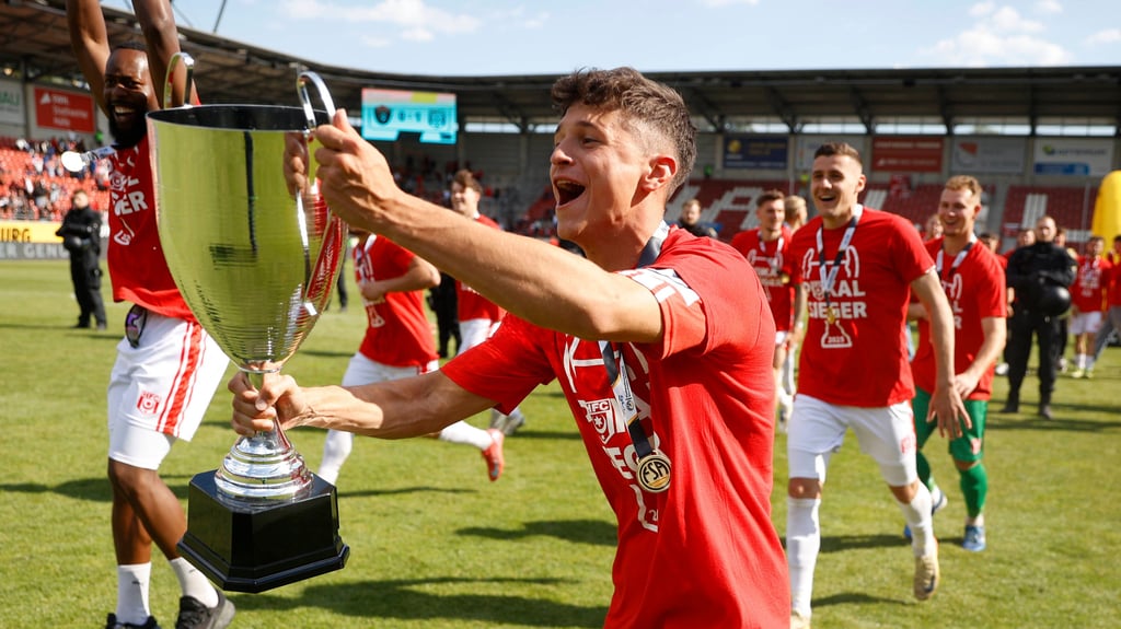 Lucas Halangk feierte zu seinem Abschied seinen dritten Pokaltitel mit dem HFC.