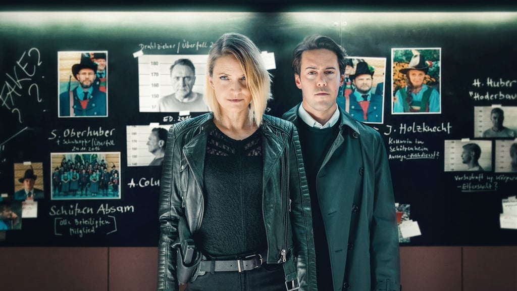 Die Kommissare Lisa Kuen (Patricia Aulitzky) und Alexander Yüsüf-Demir (Dominik Raneburger) sammeln Fakten.