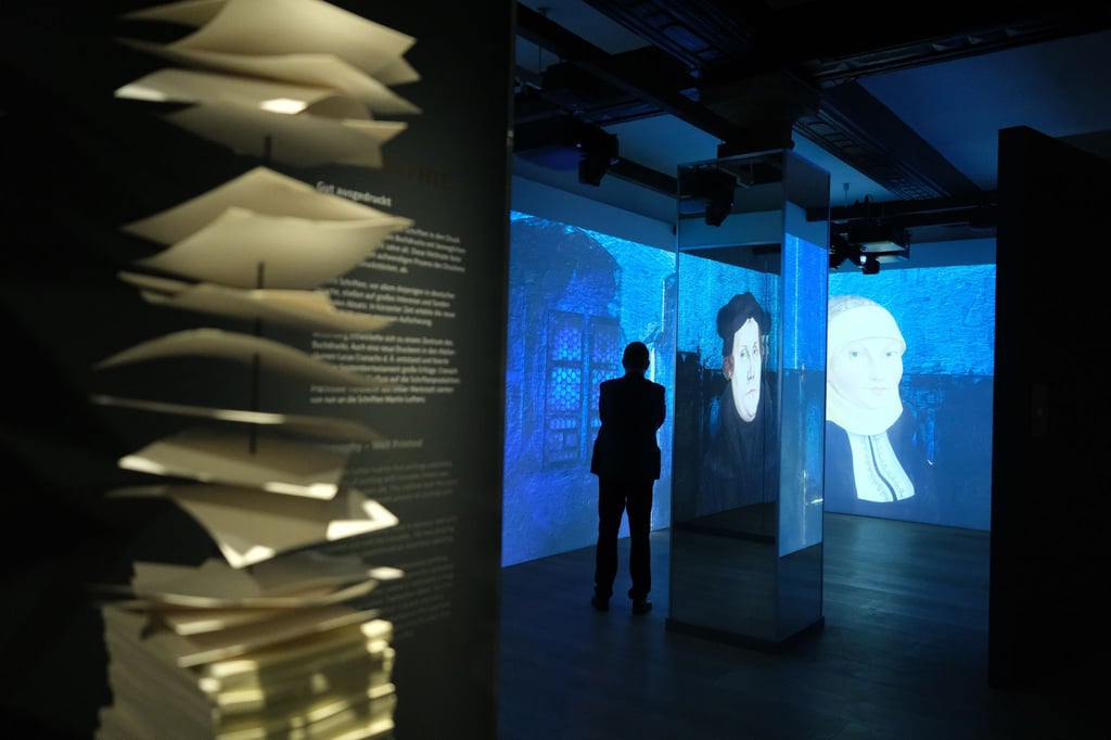 Blick in die Ausstellung „Buchstäblich Luther“ in Wittenberg.