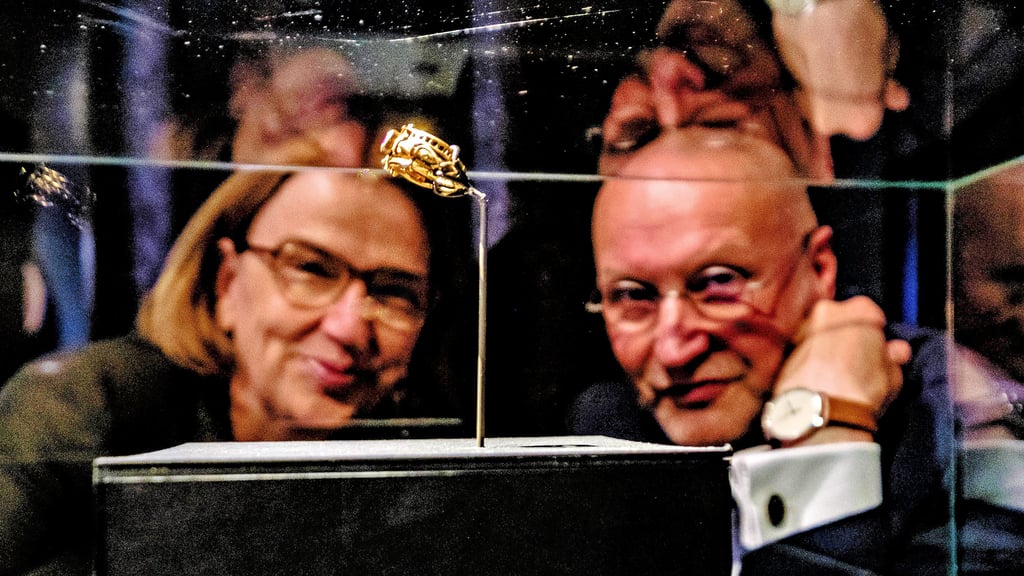 Ulrike Dura, stellvertretende Direktorin des Leipziger Museums und Stiftungschef Thomas T. Müller schauen sich den Hochzeitsring an.