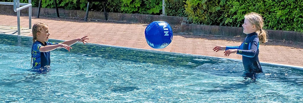 Arian (l.) und Lara wollten Samstag unbedingt ins Wasser.