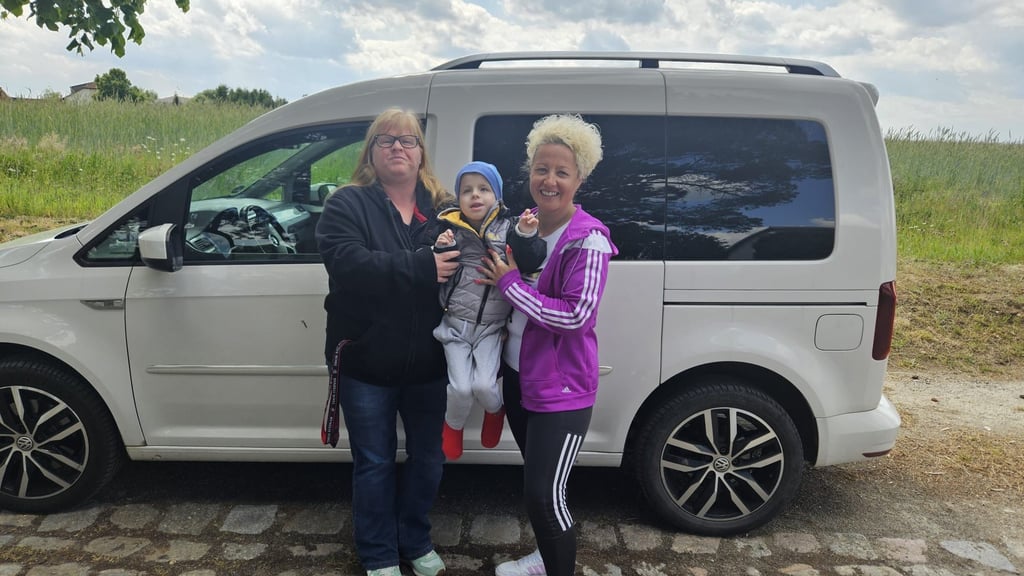Nicole Teichmann und Nancy Zeimer aus Behnsdorf mit dem kleinen Mick.