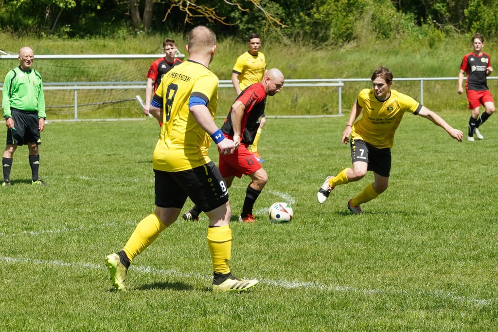 Torsten Sturm (2.v.r.), hier im Zweikampf mit SVM-Akteur Sören Hölzer, unterlag mit dem bisherigen Kreisklasse-Spitzenreiter Eintracht Lossa bei der Mertendorfer Reserve etwas überraschend mit 2:3.