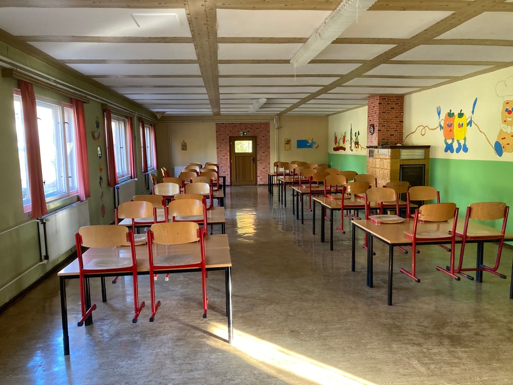 Gemeinsam für die Kinder: Ehrenamtliche Helfer starten die Sanierung der Grundschule in Sachsendorf in Eigenregie.