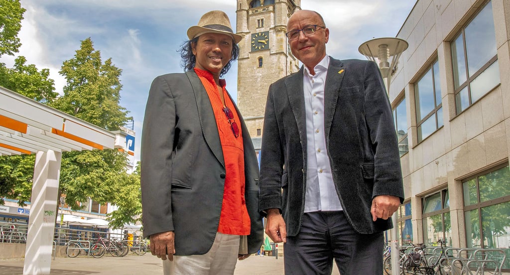 CJ Sudusinghe (l.) aus Sri Lanka ist auf Einladung von Thomas Göldner nach Dessau gekommen.