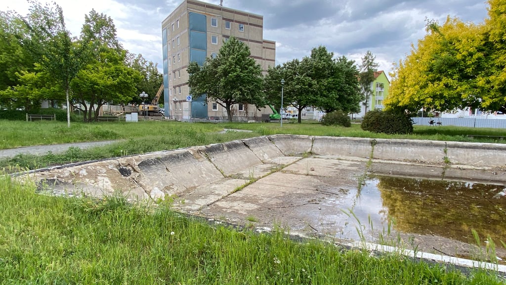 Bluck auf den desolaten Brunnen am Breiten Tor in Halberstadt.