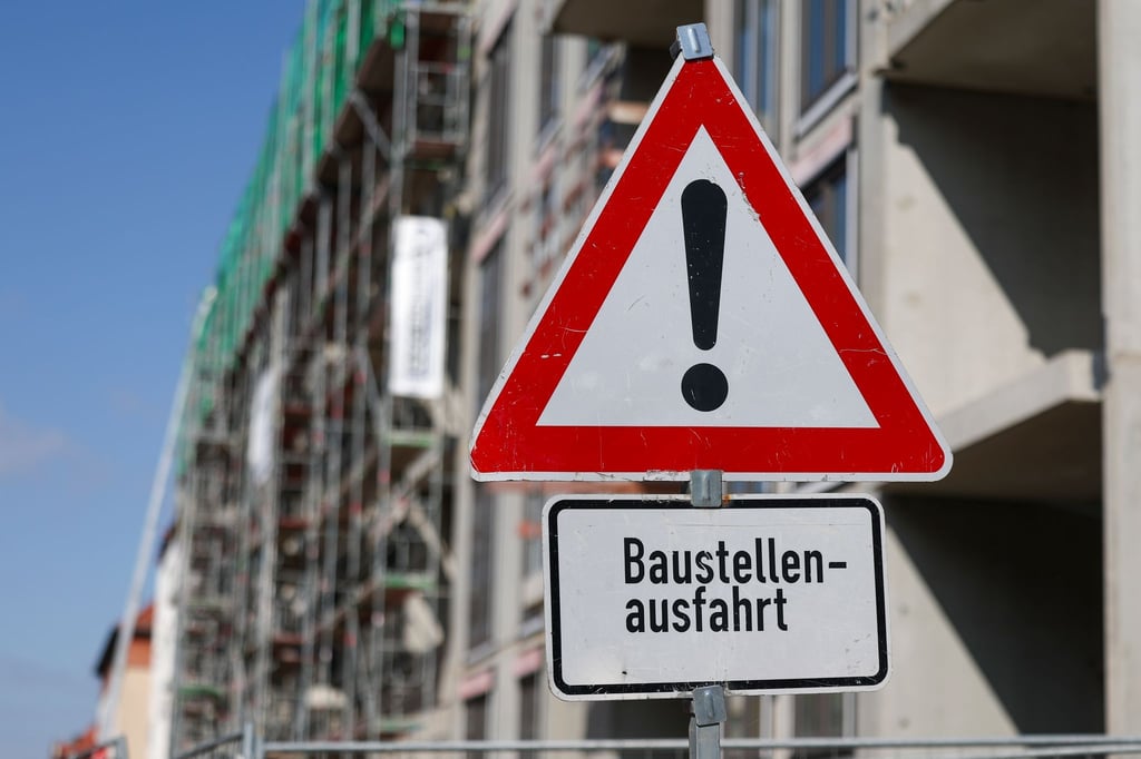 In der ostdeutschen Baubranche hellt sich die Stimmung auf. (Archivbild)