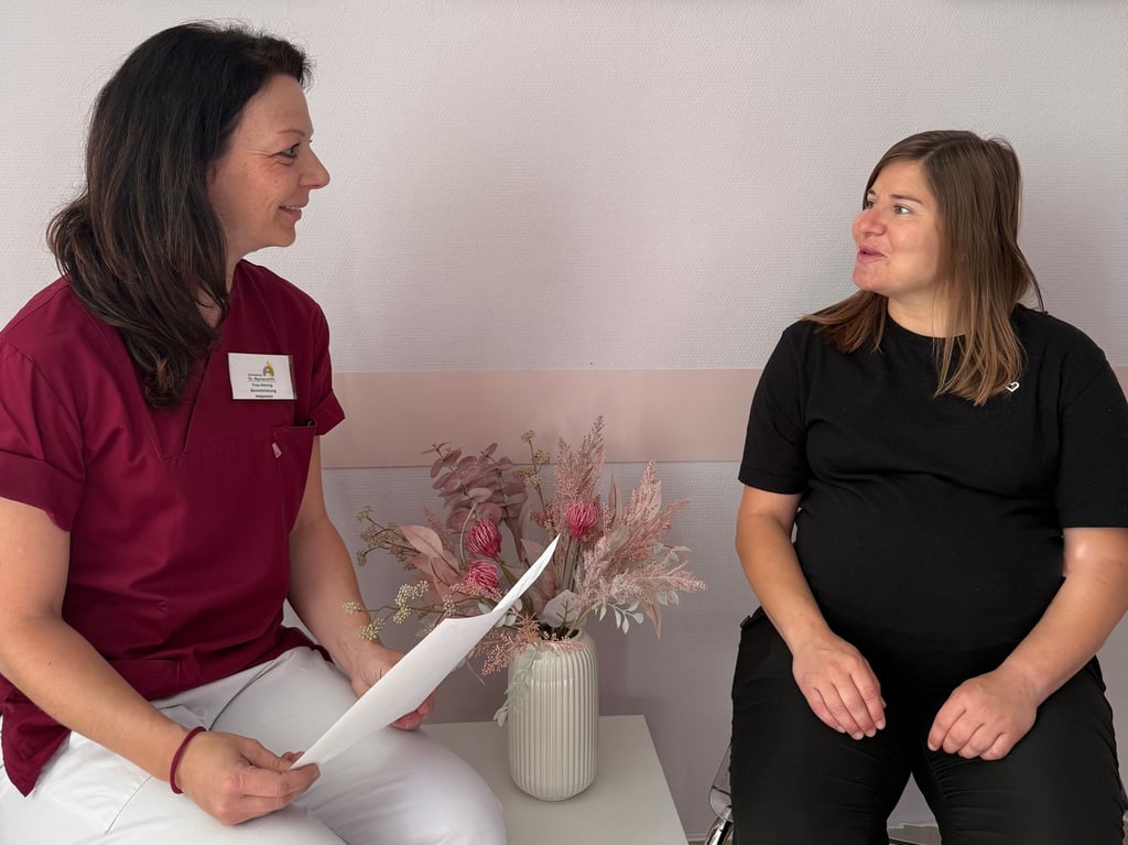 Info-Gespräch im St. Marienstift in Magdeburg: Hebamme Melanie Hennig (l.) klärt die werdende Mutter Selina Pohl über die ambulante Betreuung nach einem Blasensprung auf.